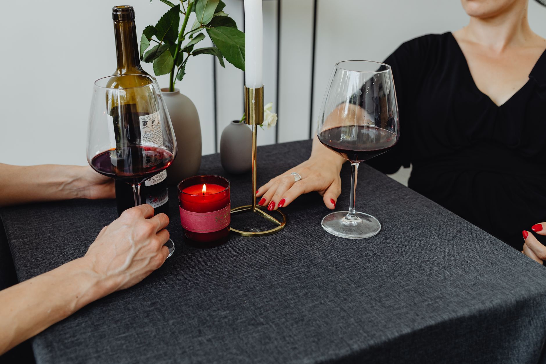 Gedeckter Tisch mit Kerzenlicht und Wein in Wiener Gaststube